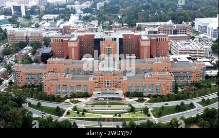 Aerial view of the Clinical Center (Building 10), NIH Campus, Bethesda, MD (20384488641). Stock Photo