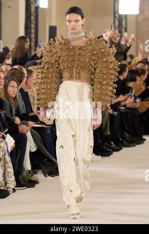 Paris, France. 22nd Jan, 2024. A model presents a creation of Schiaparelli's Spring/Summer 2024 Haute Couture collections during Paris Fashion Week in Paris, France, on Jan. 22, 2024. (MeetEurope/Handout via Xinhua) Credit: Xinhua/Alamy Live News Stock Photo