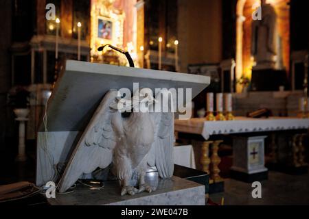 Elegant Marble Lectern Adorned with an Angel Sculpture in the Tranquil Interior of Santa Maria delle Fornaci, Rome Stock Photo