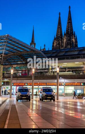 Cologne Central Station, temporary Federal Police station at Breslauer Platz, Cologne Cathedral, Cologne, NRW, Germany, Stock Photo