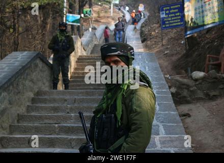 Srinagar Kashmir, India. 22nd Jan, 2024. An Indian paramilitary soldier stands guard as Hindu devotees arrives to attend prayers at Shankaracharya Temple during the inauguration of newly-built Lord Ram temple in Ayodhya, in Srinagar. The Ayodhya Ram Temple is being inaugurated with thousands of dignitaries in attendance. India's Prime Minister Narendra Modi along with a team of priests are performing the main rituals of the 'pran pratishtha'. Security has been beefed up in the temple town with Rapid Action Force personnel deployed at strategic locations. On January 22, 2024, Srinagar Kashmir, Stock Photo