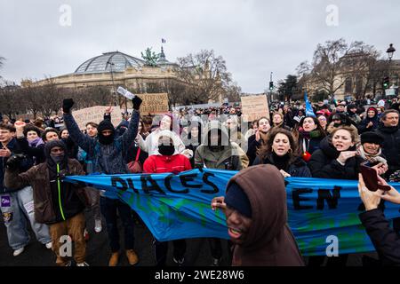 Paris, France. 21st Jan, 2024. A group of teenagers seen protesting against the new immigration law. Several demonstrations against the new immigration law took place in several French cities. According to the organizers, 150,000 people mobilized across the country, a number well above the 75,000 declared by the authorities. In Paris, around 25,000 demonstrators protested between the Trocadero and the Invalides. Credit: SOPA Images Limited/Alamy Live News Stock Photo