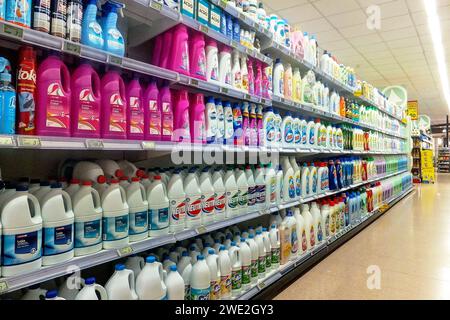 Wasch und Reinigungsartikel - alles in Kunststoffbehälter- gesehen im Spanischen Supermarkt in Morro Jable auf Fuerteventura Süd am 16.01.2017 *** Washing and cleaning products all in plastic containers seen in the Spanish supermarket in Morro Jable on Fuerteventura South on 16 01 2017 Stock Photo