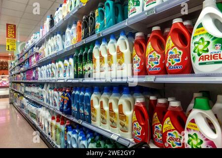 Wasch und Reinigungsartikel - alles in Kunststoffbehälter- gesehen im Spanischen Supermarkt in Morro Jable auf Fuerteventura Süd am 16.01.2017 *** Washing and cleaning products all in plastic containers seen in the Spanish supermarket in Morro Jable on Fuerteventura South on 16 01 2017 Stock Photo