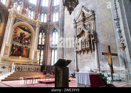 Crucifix from XIII century and Italian Renaissance Assumption of the Virgin painting by Titian from XVI century in high altar and monument do Dodge Fr Stock Photo
