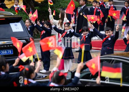 Hanoi, Vietnam. 23rd Jan, 2024. Children with German and Vietnamese flags wave to Federal President Steinmeier and his wife as they are greeted with military honors by Vo Van Thuong, President of Vietnam, and his wife Phan Thi Thanh Tam at the President's residence. Federal President Steinmeier and his wife visit Vietnam and Thailand during a four-day trip to Southeast Asia. Credit: Bernd von Jutrczenka/dpa/Alamy Live News Stock Photo