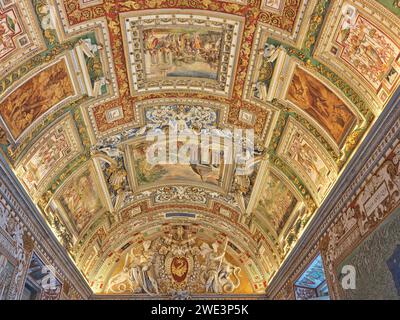 Ceiling painting and decorations in the gallery of geographical maps, Vatican museum, Rome, Italy. Stock Photo