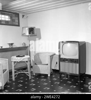 Television set in the 1950s. An early television set made by Philips in period design wooden cabinett with only the ability to display television broadcasts in black and white.  The knobs on the front control the picture and sound. 1956 Svahn ref SVA1 Stock Photo