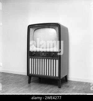 Television set in the 1950s. An early television set made by Philips in period design wooden cabinett with only the ability to display television broadcasts in black and white.  The knobs on the front control the picture and sound. 1956 Svahn ref SVA2 Stock Photo