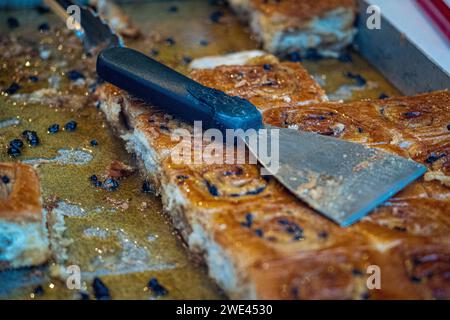 Sicky Buns Fitzbillies Cambridge - Fitzbillies Cake Shop and Cafe Bridge Street Cambridge - Fittzbillies is famous for its Sticky Chelsea Buns Stock Photo