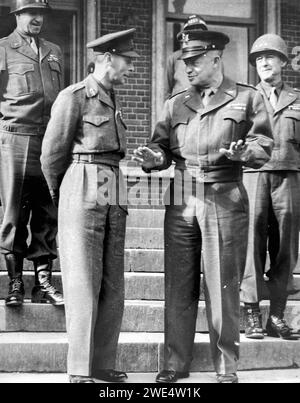 KING GEORGE VI with General Eisenhower at the American commander's HQ  in France in October 1944. Standing behind are US Generals Omar Bradley (at left) and Courtney Hodges Stock Photo