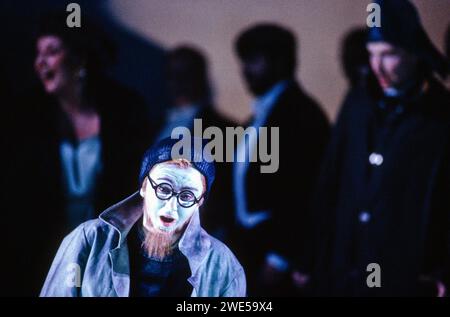 Lesley Garrett (Oscar) in A MASKED BALL at English National Opera (ENO), London Coliseum, London WC2  14/09/1989 music: Giuseppe Verdi  libretto: Antonio Somma  conductor: Mark Elder  design: David Fielding  lighting: Wolfgang Gobbel  director: David Alden Stock Photo