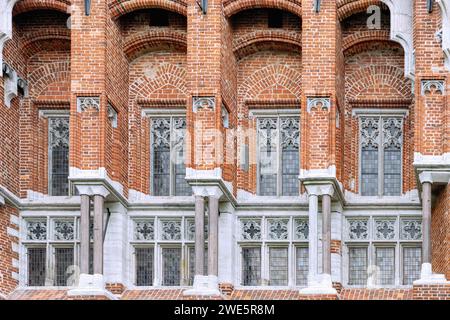 Brick facade of the Grand Master&#39;s Palace of the Marienburg (Zamek w Malborku) with a monumental figure of the Virgin Mary in Malbork in the Pomor Stock Photo