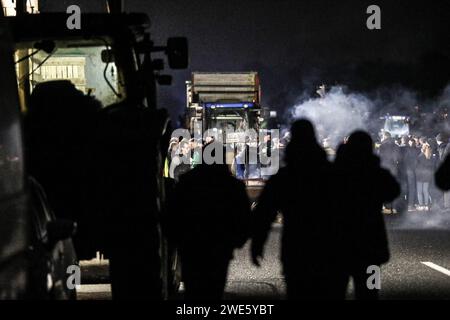 Morlaix, France. 23rd Jan, 2024. © PHOTOPQR/LE TELEGRAMME/Lionel Le Saux ; MORLAIX ; 23/01/2024 ; MORLAIX (29) : des agriculteurs bloquent la RN12 au niveau du pont routier de Morlaix, dans le sens Brest-Rennes, dans le cadre du mouvement national de la FNSEA et JA. Morlaix, France, jan 23rd 2024 French farmers strike. RN12 in french Brittany Credit: MAXPPP/Alamy Live News Stock Photo