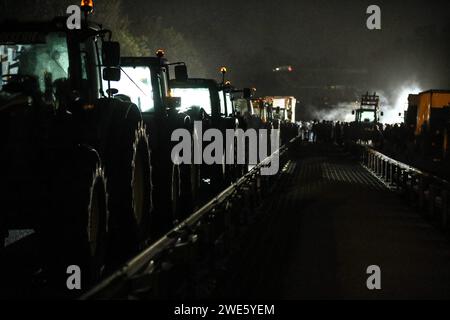 Morlaix, France. 23rd Jan, 2024. © PHOTOPQR/LE TELEGRAMME/Lionel Le Saux ; MORLAIX ; 23/01/2024 ; MORLAIX (29) : des agriculteurs bloquent la RN12 au niveau du pont routier de Morlaix, dans le sens Brest-Rennes, dans le cadre du mouvement national de la FNSEA et JA. Morlaix, France, jan 23rd 2024 French farmers strike. RN12 in french Brittany Credit: MAXPPP/Alamy Live News Stock Photo