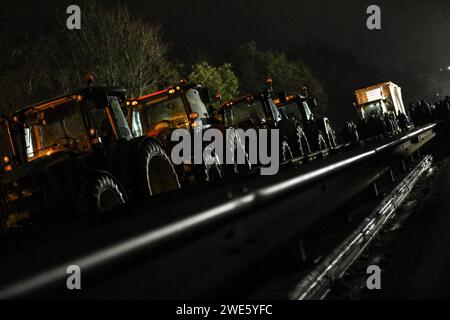 Morlaix, France. 23rd Jan, 2024. © PHOTOPQR/LE TELEGRAMME/Lionel Le Saux ; MORLAIX ; 23/01/2024 ; MORLAIX (29) : des agriculteurs bloquent la RN12 au niveau du pont routier de Morlaix, dans le sens Brest-Rennes, dans le cadre du mouvement national de la FNSEA et JA. Morlaix, France, jan 23rd 2024 French farmers strike. RN12 in french Brittany Credit: MAXPPP/Alamy Live News Stock Photo