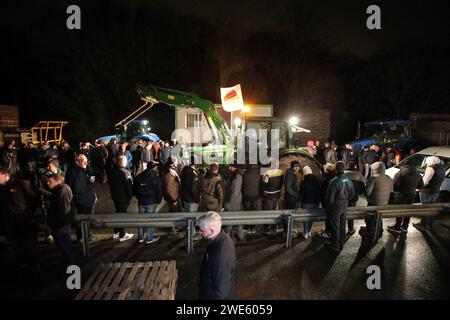 Morlaix, France. 23rd Jan, 2024. © PHOTOPQR/LE TELEGRAMME/Lionel Le Saux ; MORLAIX ; 23/01/2024 ; MORLAIX (29) : des agriculteurs bloquent la RN12 au niveau du pont routier de Morlaix, dans le sens Brest-Rennes, dans le cadre du mouvement national de la FNSEA et JA. jan 23rd 2024 french farmers strike, in french Brittany Credit: MAXPPP/Alamy Live News Stock Photo