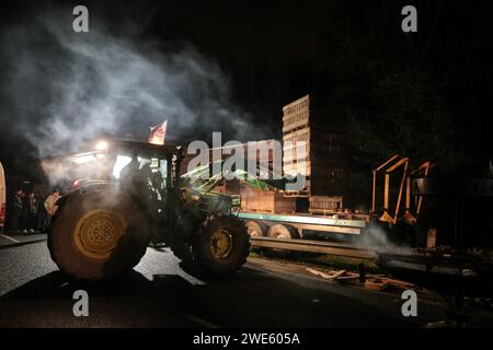 Morlaix, France. 23rd Jan, 2024. © PHOTOPQR/LE TELEGRAMME/Lionel Le Saux ; MORLAIX ; 23/01/2024 ; MORLAIX (29) : des agriculteurs bloquent la RN12 au niveau du pont routier de Morlaix, dans le sens Brest-Rennes, dans le cadre du mouvement national de la FNSEA et JA. jan 23rd 2024 french farmers strike, in french Brittany Credit: MAXPPP/Alamy Live News Stock Photo