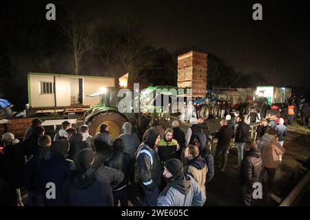 Morlaix, France. 23rd Jan, 2024. © PHOTOPQR/LE TELEGRAMME/Lionel Le Saux ; MORLAIX ; 23/01/2024 ; MORLAIX (29) : des agriculteurs bloquent la RN12 au niveau du pont routier de Morlaix, dans le sens Brest-Rennes, dans le cadre du mouvement national de la FNSEA et JA. jan 23rd 2024 french farmers strike, in french Brittany Credit: MAXPPP/Alamy Live News Stock Photo