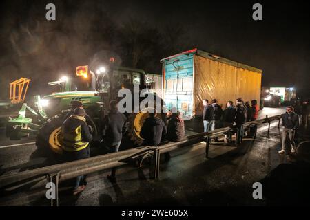 Morlaix, France. 23rd Jan, 2024. © PHOTOPQR/LE TELEGRAMME/Lionel Le Saux ; MORLAIX ; 23/01/2024 ; MORLAIX (29) : des agriculteurs bloquent la RN12 au niveau du pont routier de Morlaix, dans le sens Brest-Rennes, dans le cadre du mouvement national de la FNSEA et JA. jan 23rd 2024 french farmers strike, in french Brittany Credit: MAXPPP/Alamy Live News Stock Photo