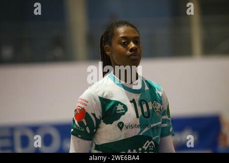 Oviedo, Spain, January 23, 2024: The Atticgo BM player. Elche, Danila Patricia do Delgado (10) during the Second phase of the XLV Copa de S.M. The Queen enters Lobas Global Atac Oviedo and Atticgo BM. Elche, on January 23, 2024, at the Florida Arena Municipal Sports Center, in Oviedo, Spain. Credit: Alberto Brevers / Alamy Live News. Stock Photo