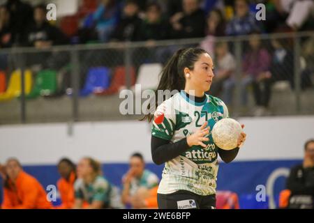 Oviedo, Spain, January 23, 2024: The Atticgo BM player. Elche, Paola Bernabe (27) with the ball during the Second phase of the XLV Copa de S.M. The Queen enters Lobas Global Atac Oviedo and Atticgo BM. Elche, on January 23, 2024, at the Florida Arena Municipal Sports Center, in Oviedo, Spain. Credit: Alberto Brevers / Alamy Live News. Stock Photo