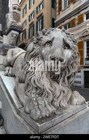 Large lion sculpture in front of San Lorenzo Cathedral, Piazza San Lorenzo, Genoa, Italy Stock Photo