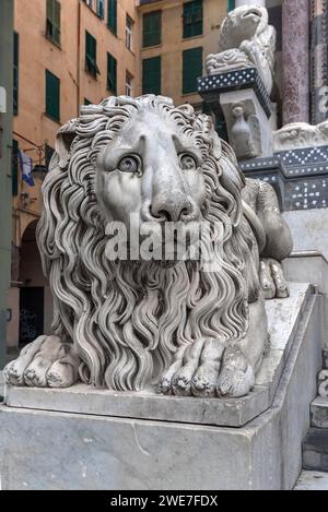 Large lion sculpture in front of San Lorenzo Cathedral, Piazza San Lorenzo, Genoa, Italy Stock Photo