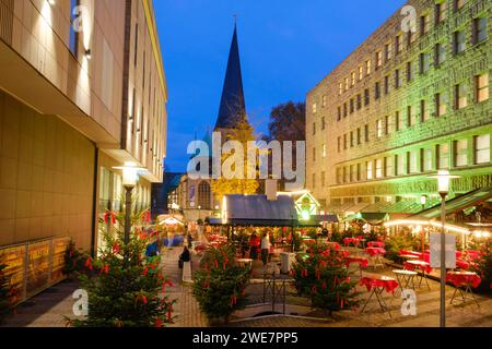 Christmas market at Kardinal-Hengsbach-Platz, St. John's Church and the Cathedral at the back, Blue Hour, City of Essen, Ruhr Area, North Stock Photo