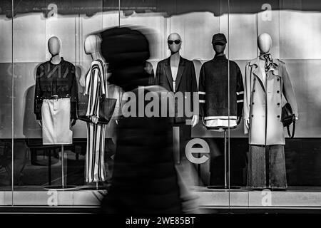 Eilende Passanten vor einem Schaufenster auf der Zeil in Frankfurt Stock Photo