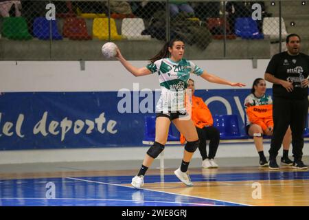 Oviedo, Spain. 23rd Jan, 2024. Oviedo, Spain, January 23, 2024: The Atticgo BM player. Elche, Maria Carrillo (20) with the ball during the Second phase of the XLV Copa de S.M. The Queen enters Lobas Global Atac Oviedo and Atticgo BM. Elche, on January 23, 2024, at the Florida Arena Municipal Sports Center, in Oviedo, Spain. (Photo by Alberto Brevers/Pacific Press) Credit: Pacific Press Media Production Corp./Alamy Live News Stock Photo