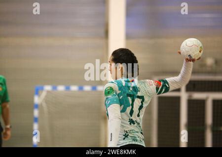 Oviedo, Asturias, Spain. 23rd Jan, 2024. Oviedo, Spain, January 23, 2024: The Atticgo BM player. Elchhe, Kelly de Abreu (77) with the ball during the Second phase of the XLV Copa de S.M. The Queen enters Lobas Global Atac Oviedo and Atticgo BM. Elche, on January 23, 2024, at the Florida Arena Municipal Sports Center, in Oviedo, Spain. (Credit Image: © Alberto Brevers/Pacific Press via ZUMA Press Wire) EDITORIAL USAGE ONLY! Not for Commercial USAGE! Stock Photo