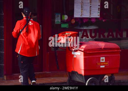 London, UK. 24th January 2024. A postal worker delivers mail in Central London as UK regulator Ofcom proposes that Royal Mail cuts deliveries to three days a week. Credit: Vuk Valcic/Alamy Live News Stock Photo