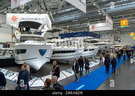 Motorboote auf der BOOT 2024, größte Yacht- und Wassersportmesse der Welt in Düsseldorf, NRW, Deutschland BOOT Messe *** Motorboats at BOOT 2024, the worlds largest yacht and water sports trade fair in Düsseldorf, NRW, Germany BOOT trade fair Stock Photo