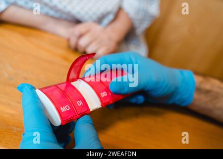 13 November 2022: Nursing service helps a woman to dose her medication during home care *** Pflegedienst hilft einer Frau bei der häuslichen Pflege die Medikamente zu Dosieren Stock Photo