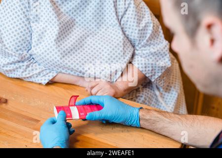 13 November 2022: Nursing service helps a woman to dose her medication during home care *** Pflegedienst hilft einer Frau bei der häuslichen Pflege die Medikamente zu Dosieren Stock Photo