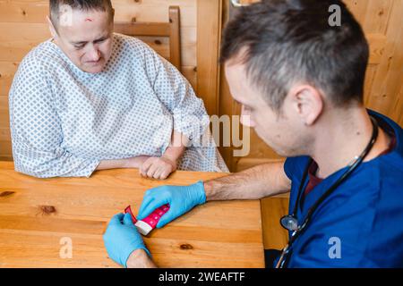 13 November 2022: Nursing service helps a woman to dose her medication during home care *** Pflegedienst hilft einer Frau bei der häuslichen Pflege die Medikamente zu Dosieren Stock Photo