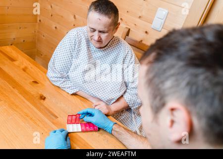 13 November 2022: Nursing service helps a woman to dose her medication during home care *** Pflegedienst hilft einer Frau bei der häuslichen Pflege die Medikamente zu Dosieren Stock Photo