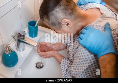 13 November 2022: Nursing service helps a woman in need of care with her personal hygiene in the bathroom *** Pflegedienst hilft einer Pflegebedürftigen Frau im Badezimmer bei der Körperhygiene Stock Photo