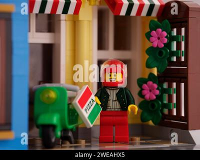 Tambov, Federazione russa - 22 gennaio 2020 minisfigure Lego rock n roll  con chitarra in rosa 1950s-style convertibile in strada. Studio Foto stock  - Alamy