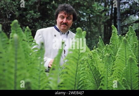 Achim Mentzel, deutscher Musiker und Fernsehmoderator, in seinem Heimatrevier im Spreewald, Deutschland um 1999. Stock Photo