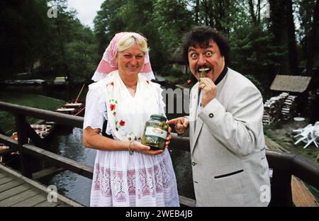 Achim Mentzel, deutscher Musiker und Fernsehmoderator, in seinem Heimatrevier im Spreewald mit Spreewaldgurkenvertreterin, Deutschland um 1999. Stock Photo