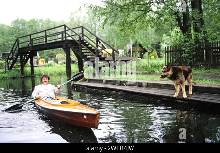 Achim Mentzel, deutscher Musiker und Fernsehmoderator, beim Paddeln in seinem Heimatrevier im Spreewald, Deutschland um 1999. Stock Photo