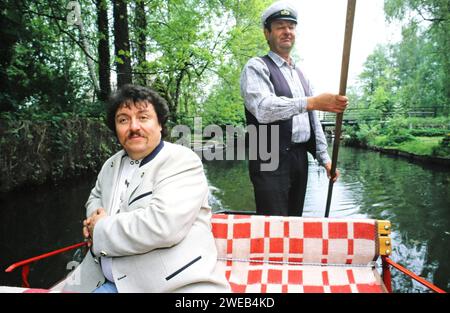 Achim Mentzel, deutscher Musiker und Fernsehmoderator, in einem Spreewaldtouristenkahn in seinem Heimatrevier im Spreewald, Deutschland um 1999. Stock Photo