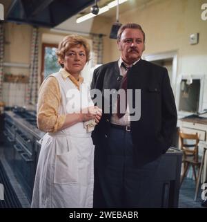 Der Wohltäter, Fernsehfilm, Deutschland 1975, Regie: Wolf Dietrich, Darsteller: Franziska Stömmer, Gustl Bayrhammer Stock Photo