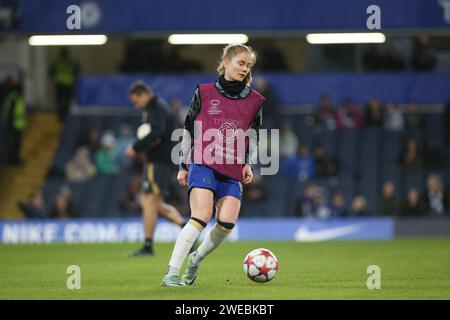 London, UK. 24th Jan, 2024. London, January and 24th 2024: Sjoeke Nüsken (6 Chelsea) during the UEFA Womens Champions League Group D match between Chelsea and Real Madrid at Stamford Bridge, London, England. (Pedro Soares/SPP) Credit: SPP Sport Press Photo. /Alamy Live News Stock Photo