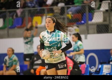 Oviedo, Spain. 23rd Jan, 2024. Oviedo, Spain, January 23, 2024: The Atticgo BM player. Elche, Paola Bernabe (27) with the ball during the Second phase of the XLV Copa de S.M. The Queen enters Lobas Global Atac Oviedo and Atticgo BM. Elche, on January 23, 2024, at the Florida Arena Municipal Sports Center, in Oviedo, Spain. (Photo by Alberto Brevers/Pacific Press/Sipa USA) Credit: Sipa USA/Alamy Live News Stock Photo
