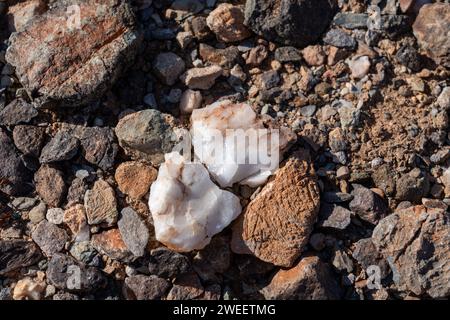 Quartz and other rocks on the ground of the Sonoran Desert near Quartzsite, Arizona. Stock Photo