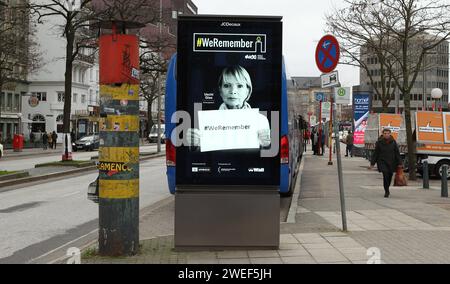 Die Schauspielerin Uschi Glas wirbt auf einer digitalen Werbetafel von JCDecaux für die WeRemember-Kampagne des World Jewish Congress. St. Georg Hamburg *** Actress Uschi Glas advertises the WeRemember campaign of the World Jewish Congress St Georg Hamburg on a digital billboard by JCDecaux Stock Photo