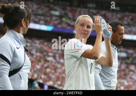 Beth Mead walks off injured with Dr Ritan Mehta (r) during UEFA Women's Euro Final 2022 England v Germany at Wembley Stadium, London 31 July 2022 Stock Photo